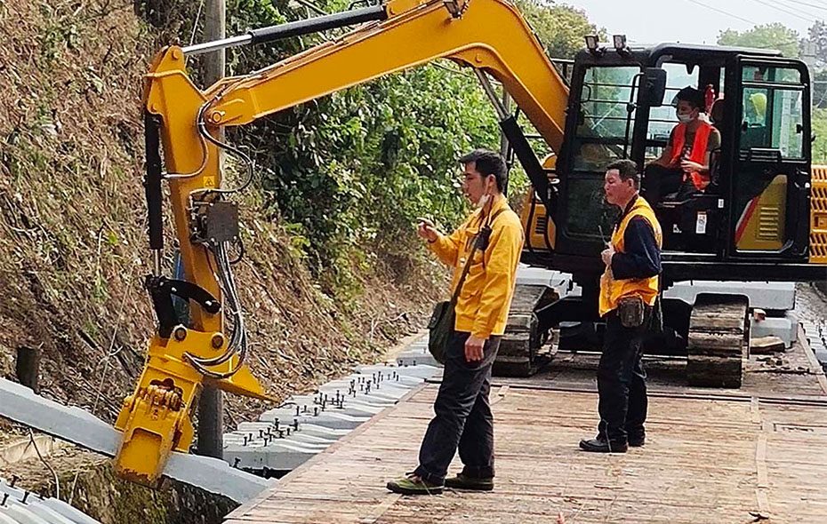 Railway Excavator with Ballast